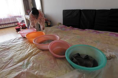 深泽楼上漏水，住户失联，小区没物管，业主维权难！律师来支招……